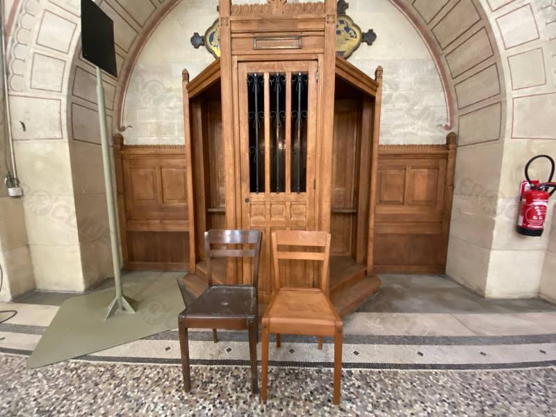 Décapage par aérogommage et mise en teinte des chaises d'une église parisienne