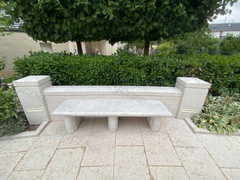 Comment décaper des bancs en pierre pour retirer la pollution urbaine des communes
